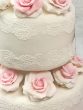 Esküvői torta rózsával és cukorcsipkével